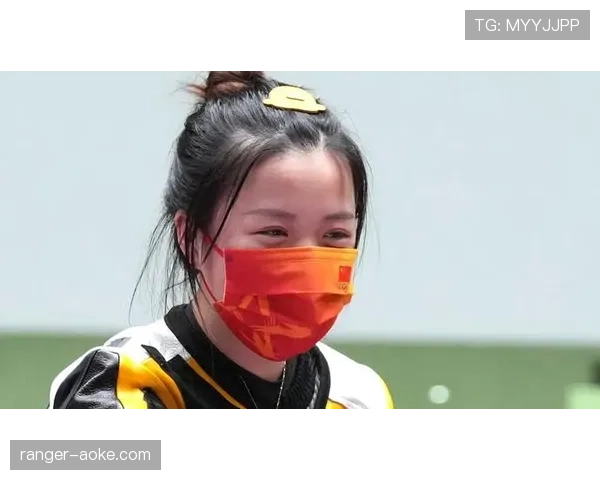 杨倩笑得那么随意，随手的饰品让我怀疑她的“随便”来自另一个消费星球
