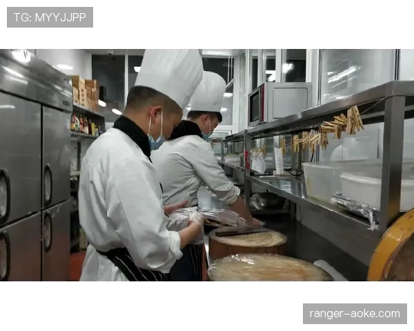王燊超训练完直接钻进厨房煲汤,这自律和烟火气谁懂啊 王燊超训练完直接钻进厨房煲汤,这自律和烟火气谁懂啊